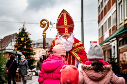 Der Nikolaus wird wie im vergangenen Jahr am Wochenende in der Heppenheimer Innenstadt anzutreffen sein.  Archivfoto: Sascha Lotz 