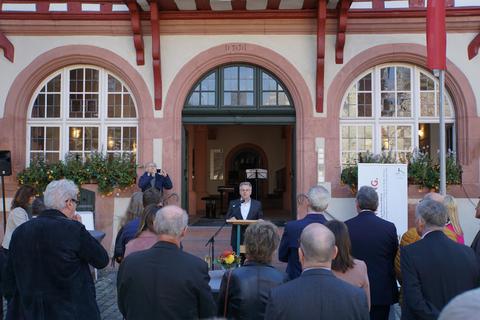 Andrang am Rathaus: Bürgermeister Rainer Burelbach eröffnet die Festwoche Foto: Jürgen Reinhardt