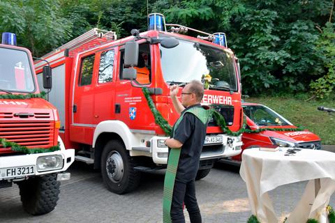 Pfarrer Thomas Lich weiht die Fahrzeuge der Freiwilligen Feuerwehr Hambach. Dagmar Jährling