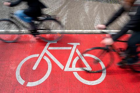 Bei der Auffahrt zur A5 ist die Übersicht sowohl für Kraftfahrer als auch für Radfahrende schlecht. Eine weitere Gefahrensituation stellt der Radweg entlang des Berliner Ringes dar. Der ADFC mit Landtagskandidaten auf der Suche nach guten und schlechten Radwegen im Landkreis.Symbolbild: Friso Gentsch/dpa 