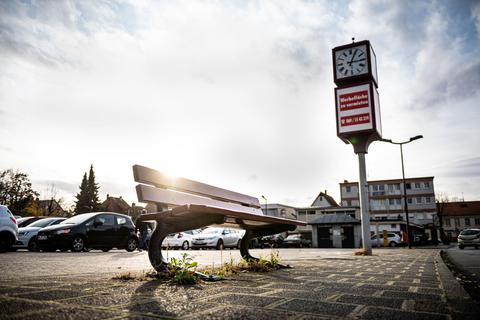 Schon jetzt gibt es in der Innenstadt mehrere Sitzgelegenheiten (wie hier auf dem Parkhof). Nach dem nun vorgestellten Konzept der „beSITZbaren Stadt“ sollen in absehbarer Zukunft noch etliche neue Bänke und Verweilplätze dazukommen. Foto: Sascha Lotz