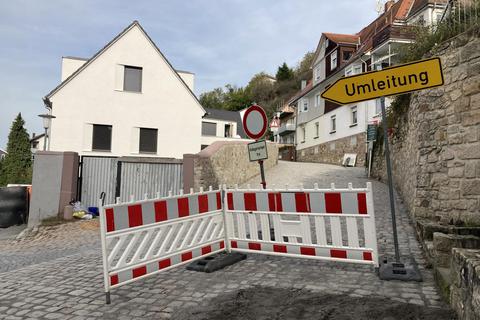 Noch bis Ende November wird die derzeitige Bauphase bei der Sanierung des Starkenburgwegs wohl dauern. Solange müssen Anwohner und Touristen noch die Umleitung nehmen. © Bianca Beier