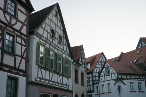 Reich an Fachwerkhäusern ist die Altstadt, aber dieses ist besonders: Heppenheims Alte Synagoge soll ein Ort der Begegnung werden – und ist derzeit Ort einer Ausstellung im Rahmen der Festwoche. Foto: Jürgen Reinhardt