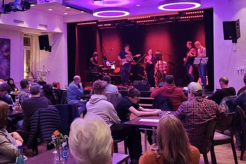 Nicht nur die Schulband sorgte am Dienstagabend beim Tuesday Night Club der Musikschule Heppenheim im „Gossini“ für hervorragende Unterhaltung. Foto: Astrid Wagner