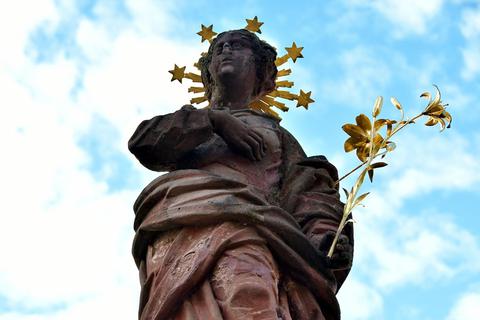 Die faltenreiche Gewandung und das Gesicht der Marienfigur am Marktbrunnen sind schwer beschädigt. Archivfoto: Dagmar Jährling