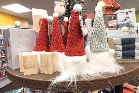 Beim Bummel durch die Geschäfte kommt weihnachtliche Vorfreude auf, wie hier in der Buchhandlung May. © Astrid Wagner