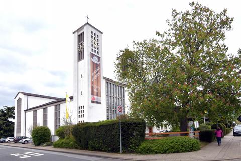 Ein Banner am Kirchturm weist auf die Weststadt-Kirchweih hin. Dagmar Jährling