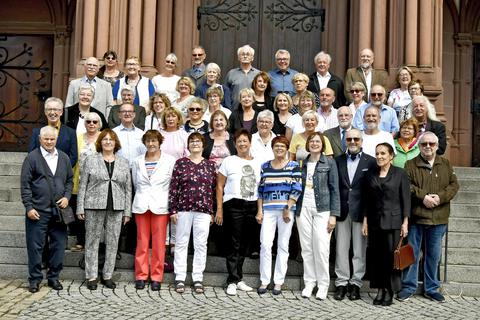 Auf den Treppenstufen der katholischen Kirche St. Peter stellt sich der Jahrgang 1952/53 zum Gruppenfoto auf. Foto: Dietmar Funck