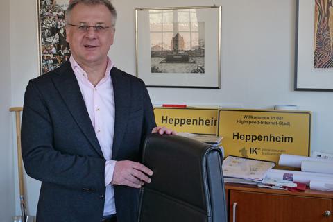 Heppenheims Bürgermeister Rainer Burelbach (CDU) will weiterhin auf diesem Schreibtisch-Stuhl im Rathaus sitzen. Er kandidiert zum dritten Mal für das Amt, das er seit 2011 innehat.