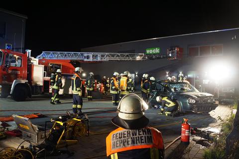 Im Szenario der Übung hat ein Flügel eines abgestürzten Flugzeugs ein Auto getroffen. © Jürgen Reinhardt