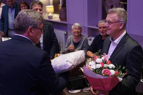 Mantel für den Winterwahlkampf: CDU-Chef Steffen Gugenberger (links) gratuliert Bürgermeister(kandidat) Rainer Burelbach. Hinten Bildmitte die ehemalige Fraktionsvorsitzende Ruth Kutzmann, 93 Jahre. 