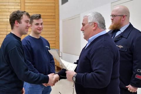 Stadtbrandinspektor Werner Trares (Zweiter von rechts) befördert Peter Schuster (links) und Maximilian Biereder zu Oberfeuerwehrmännern. Wehrführer Sebastian Unger (rechts) ist zum Brandmeister ernannt worden. Foto: Dagmar Jährling