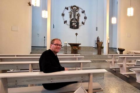 Pfarrer Matthias Lich fühlt sich wohl in Heppenheim und in der Kirche „Erscheinung des Herrn“. Foto: Astrid Wagner