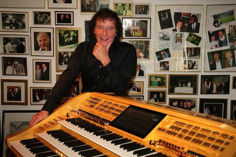 Die „Golden Lady“ beschert ihm Einfälle: Franz Lambert (73) mit seinem neuen Instrument. Foto: Archiv Franz Lambert