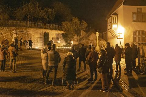 Viele Menschen sind am Dienstagabend zum Standort der ehemaligen Synagoge gekommen. Sie bildeten einen Schweigekreis, um der zahlreichen Opfer der NS-Zeit zu gedenken. Foto: Arne Schumacher