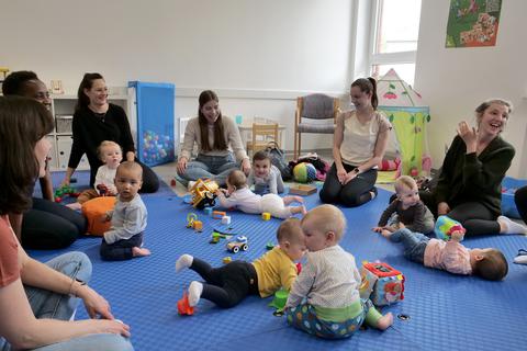 Das Heppenheimer Baby Café im Caritas-Familienzentrum, betreut von Eva Morawietz (hinten, Mitte), bietet wöchentlich die Chance zu Kennenlernen und Austausch. 