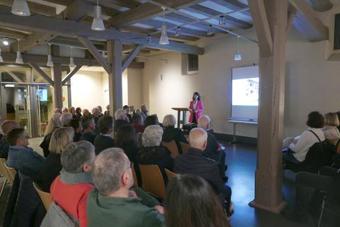 Die Ingolstädter Museumsdirektorin Theres Rohde beeindruckte bei ihrem Vortrag im Heppenheimer Marstall mit Fachkomptenz und der passenden Portion Humor samt Selbstironie. 