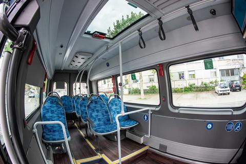 Für Fahrer Andrj Ganz ein ebenso alltäglicher wie frustrierender Anblick: ein leerer Stadtbus. Fotos: Sascha Lotz