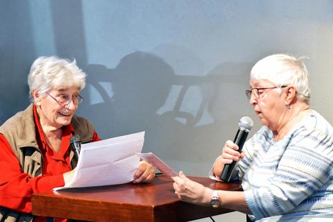 Annemarie Schmitt (links) und Anelie Neher im Dialog. Foto: Dagmar Jährling