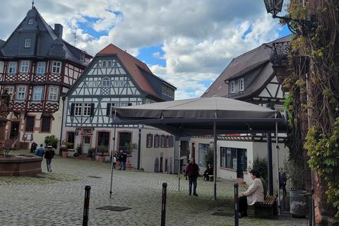 Die Größe des Marktplatzschirms von Gastronom Jochen Jung stieß in Heppenheim auf Kritik.  Archivfoto: Astrid Wagner