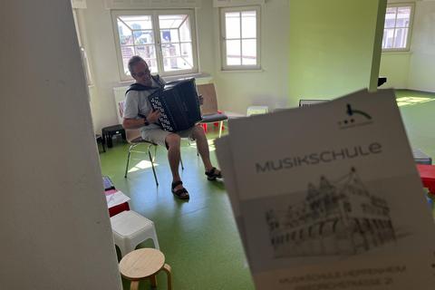Eduard Ungefucht ist Akkordeon-Lehrer an der Heppenheimer Musikschule. Beim Tag der Offenen Tür zeigt er sein Können. Meike Paul