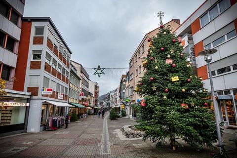 Am Eingang der Fußgängerzone hat die Stadt einen großen Weihnachtsbaum aufgestellt und geschmückt, die Wirtschaftsvereinigung sorgt derweil mit etlichen kleineren Bäumen für einen „Winterwald“ im Herzen Heppenheims. Foto: Sascha Lotz
