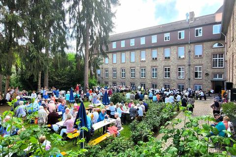 Der schöne Klostergarten ist das passende Ambiente für das Konzert der Heppenheimer Stadtkapelle. Astrid Wagner