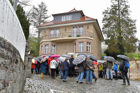Mehr als hundert Architekturfreunde waren am Wochenende trotz des schlechten Wetters auf Metzendorfs Spuren in Heppenheim unterwegs, zum Beispiel rund um Maiberg und Ernst-Ludwig-Straße. Dagmar Jährling