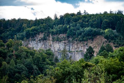 Der Bannwald zwischen Sonderbach und Kirschhausen ist zwar ausgewiesen, das bedeutet aber nicht, dass die Firma Röhrig Granit nicht ihre Abbauflächen des Steinbruchs Richtung Juhöhe erweitern kann.  Foto: Sascha Lotz