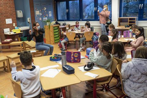 Kleine musikalische Übungen kommen den Schülern auch im Matheunterricht zugute – hier demonstriert Lehrerin Kathrin Flaum Erstklässlern der Konrad-Adenauer-Schule, wie es geht. Foto: Arne Schumacher