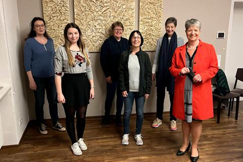 Es braucht mehr Frauen in der Politik: Darüber sind sich Simone Reiners (Zweite von links), Martina Hardt-Holler (Zweite von rechts), Christine Klein (ganz rechts) und ihre Mitstreiterinnen von der Arbeitsgemeinschaft Sozialdemokratischer Frauen einig.   Foto: Meike Paul 