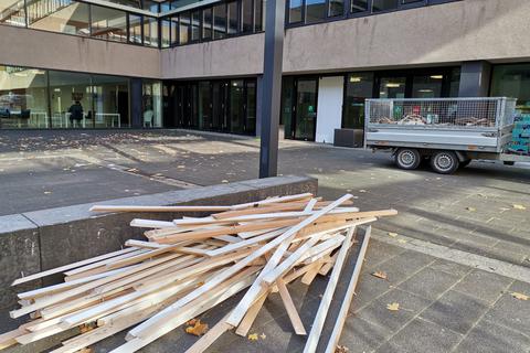 Zahlreiche Handwerksunternehmen sind am Dienstagvormittag damit beschäftigt, die Schäden in den Fachräumen des Heppenheimer Starkenburg-Gymnasiums zu beseitigen.