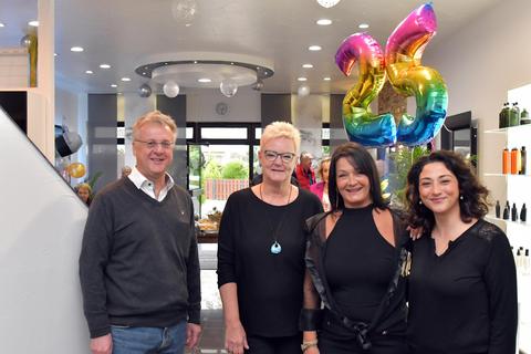 25-Jahr-Feier im „Hairstyle“: Das Foto zeigt Bürgermeister Rainer Burelbach, Judith Dass, Inhaberin Patricia Follo sowie Agata Santoro (von links). Foto: Dagmar Jährling