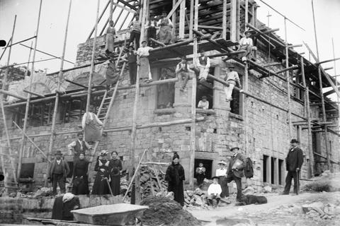 Trotz harter Arbeit waren die Handwerker auf der Heppenheimer Baustelle "Villa Kappeleck" locker vorzufinden. Dieses Foto von 1900 mit Steinen und Holzgerüst zeigt auch eine vornehme kleine Bürgergruppe.