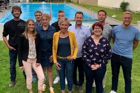 Der neue Vorstand des Sonderbacher Schwimmbadvereins: Hinten (von links): Jürgen Mergenthaler, Norbert Trares, Marcel Haugeneder, Bernd Göttling, Claus Dippel und Matthias Jahn. Vorne (von links): Stefanie Krings, Sandra Reufsteck, Vorsitzende Julia Knapp und Elke Larisch. Foto: Stefanie Krings