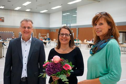 Christine Bender (SPD) nimmt die Glückwünsche von Bürgermeister Rainer Burelbach und Stadtverordnetenvorsteherin Susanne Benyr entgegen. Foto: Jürgen Reinhardt 