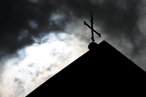 Dunkle Wolken über der Kirche: Viele Gläubige hoffen, dass mit dem Synodalen Weg mehr Reformen gewagt werden. Archivfoto: dpa