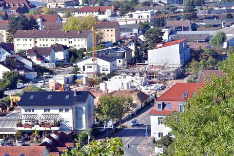 Die Arbeiten für das neue Heppenheimer Wohnquartier auf früherem Gelände der Gärtnerei Mai gehen gut voran. Besorgte Anwohner von Zufahrtsstraßen halten aber den Druck aufrecht.