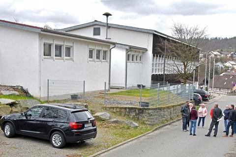 Ortstermin in Sonderbach: Auf dem umzäunten Grundstück soll eine Fitness-Anlage entstehen. Foto: Dagmar Jährling