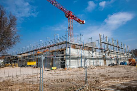 Heppenheims größte Baustelle derzeit: Im ersten Quartal 2022 soll der 7,65 Millionen Euro teure Bau der Nibelungenhalle abgeschlossen sein. Foto: Sascha Lotz