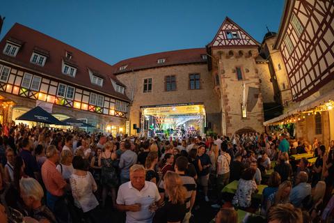 Ausgelassen feiern war im Sommer 2019 noch beim Bergsträßer Weinmarkt in der Heppenheimer Altstadt angesagt. Nach zweijähriger Corona-Pause wollen die Organisatoren dieses Jahr wieder an die Tradition anknüpfen, die Planungen für eine Neuauflage des Volksfests laufen bereits auf Hochtouren.  Archivfoto: Sascha Lotz
