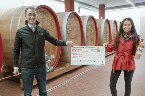 Anfang Mai startete der Verkauf, bereits im Sommer war der „Königin-Wein“ ausverkauft. Ein Euro pro Flasche geht nun an „Wine Saves Life“, erläutern Patrick Staub und Caroline Hillenbrand. Foto: Arne Schumacher