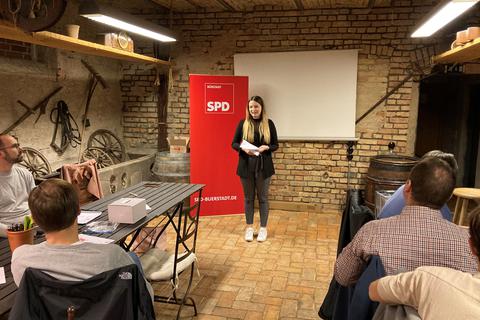 Die Heppenheimerin Simone Reiners erläutert bei der SPD Bürstadt ihre politischen Ziele. Sie möchte gerne Landtagskandidatin werden.