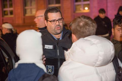 Daniel Fischer erklärt den Jugendlichen seine Taschenkontrolle. Fotos: Gutschalk  