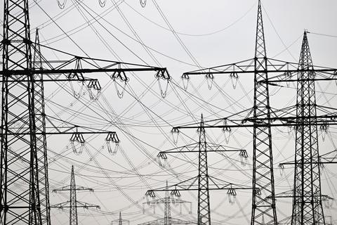 Pläne für eine neue Stromtrasse beschäftigen die Lampertheimer Kommunalpolitik fortwährend. Foto: dpa