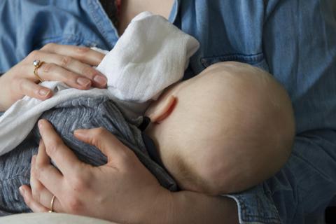 Mit einem Baby kommen auch viele Fragen: Frauen, die keine Hebamme gefunden haben, können künftig in die offene Sprechstunde im Familienzentrum kommen. Foto: dpa