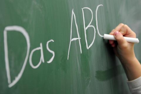 Zusätzliche Bemühungen gibt es bei Sprach- und Leseförderung in den Intensivklassen. Foto: Daniel Reinhardt/dpa