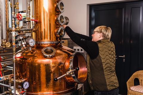 Zu Besuch in der Destillerie des Hofladens HofGut von Christiane Hartmann in Lampertheim,
19.04.2023,
//Foto: Thorsten Gutschalk / Julian Loesch