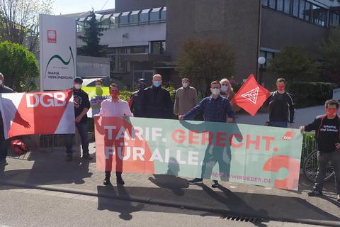 Die Gewerkschafter äußern vor dem Lampertheimer Alten- und Pflegeheim Mariä Verkündigung ihre Kritik an der Caritas als Arbeitgeber. Foto: DGB Südhessen