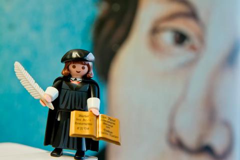 Martin Luther als Playmobil-Figur steht im Zentrum eines Gottesdienstes der Martin-Luther-Gemeinde am Reformationstag um 18 Uhr. © dpa